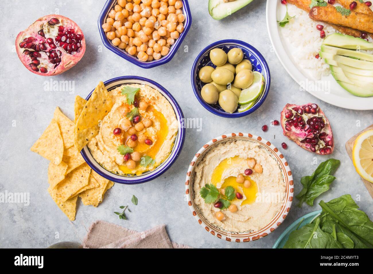 Direkt über Schuss von Hummus oder Humus in Schüssel auf Tisch. Vegane pflanzliche Nahrung Stockfoto