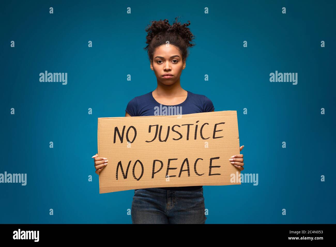 afroamerikanisches Mädchen protestiert mit Gerechtigkeit Demonstrationsplakat Stockfoto