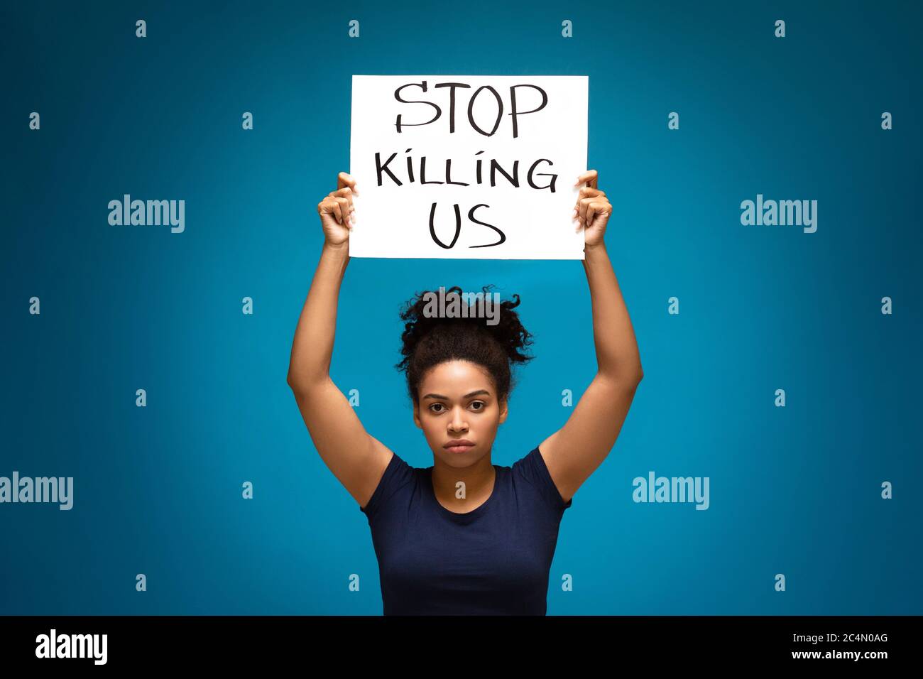 afroamerikanische Frau mit Banner stehend Stoppt uns zu töten Stockfoto