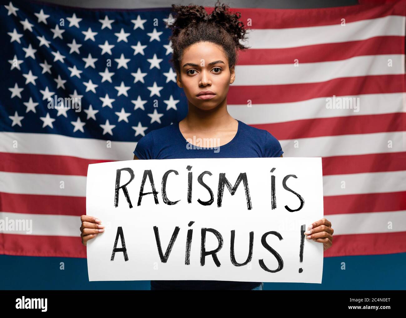 Afrikanische Frau steht mit Plakat Rassismus ist ein Virus Stockfoto