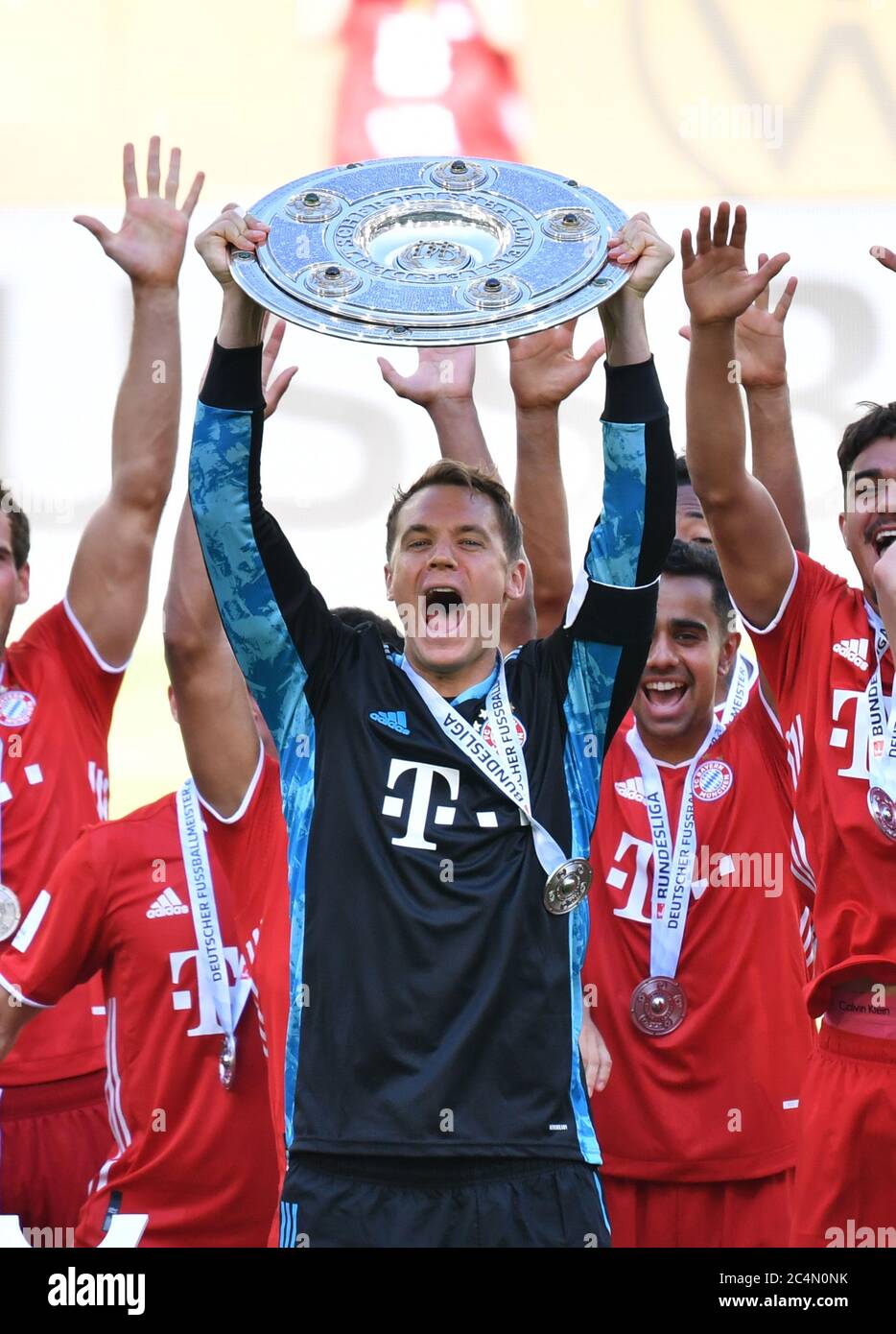 Wolfsburg, 27. Juni 2020, Siegerehrung nach dem Spiel: Der 30. Meisterschaftstitel für den FCB. Manuel NEUER, FCB 1 feiert mit Trophäe beim 1.Bundesliga Spiel VFL WOLFSBURG - FC BAYERN MÜNCHEN 0-4 in der Saison 2019/2020 am Spieltag 34. FCB Foto: © Peter Schatz / Alamy Live News / Frank Hoermann/Sven Simon/Pool - die DFL-BESTIMMUNGEN VERBIETEN DIE VERWENDUNG VON FOTOGRAFIEN als BILDSEQUENZEN und/oder QUASI-VIDEO - Nationale und internationale Nachrichtenagenturen OUT redaktionelle Verwendung Stockfoto