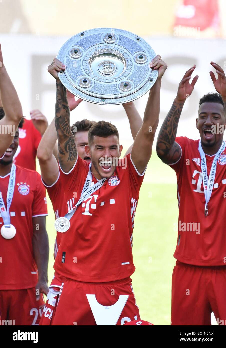 Wolfsburg, 27. Juni 2020, Siegerehrung nach dem Spiel: Der 30. Meisterschaftstitel für den FCB. Lucas HERNANDEZ (FCB 21) feiert mit Trophäe beim 1.Bundesliga Spiel VFL WOLFSBURG - FC BAYERN MÜNCHEN 0-4 in der Saison 2019/2020 am Spieltag 34. FCB Foto: © Peter Schatz / Alamy Live News / Frank Hoermann/Sven Simon/Pool - die DFL-BESTIMMUNGEN VERBIETEN DIE VERWENDUNG VON FOTOGRAFIEN als BILDSEQUENZEN und/oder QUASI-VIDEO - Nationale und internationale Nachrichtenagenturen OUT redaktionelle Verwendung Stockfoto