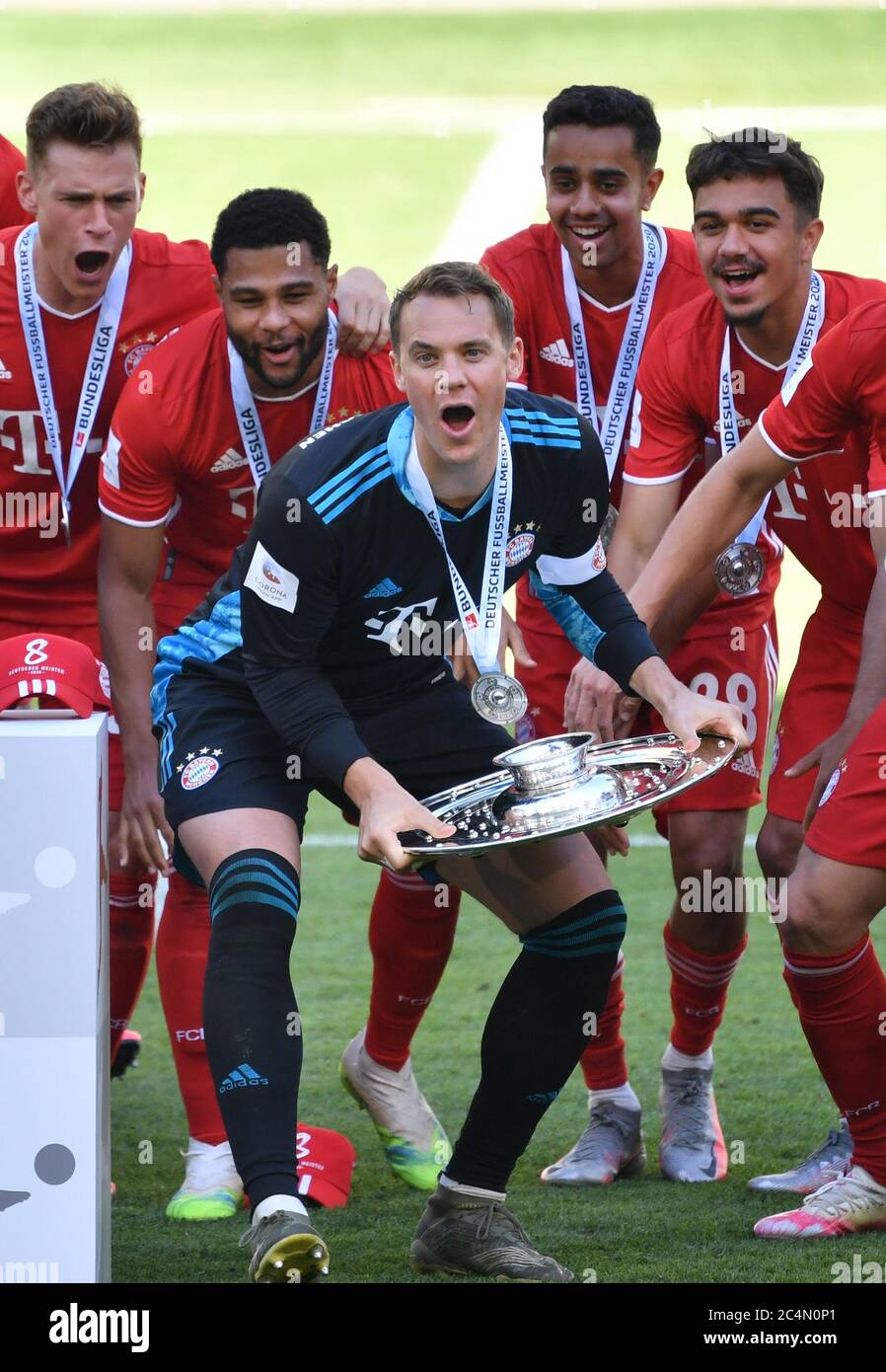 Wolfsburg, 27. Juni 2020, Siegerehrung nach dem Spiel: Der 30. Meisterschaftstitel für den FCB. Manuel NEUER, FCB 1 feiert mit Trophäe beim 1.Bundesliga Spiel VFL WOLFSBURG - FC BAYERN MÜNCHEN 0-4 in der Saison 2019/2020 am Spieltag 34. FCB Foto: © Peter Schatz / Alamy Live News / Frank Hoermann/Sven Simon/Pool - die DFL-BESTIMMUNGEN VERBIETEN DIE VERWENDUNG VON FOTOGRAFIEN als BILDSEQUENZEN und/oder QUASI-VIDEO - Nationale und internationale Nachrichtenagenturen OUT redaktionelle Verwendung Stockfoto