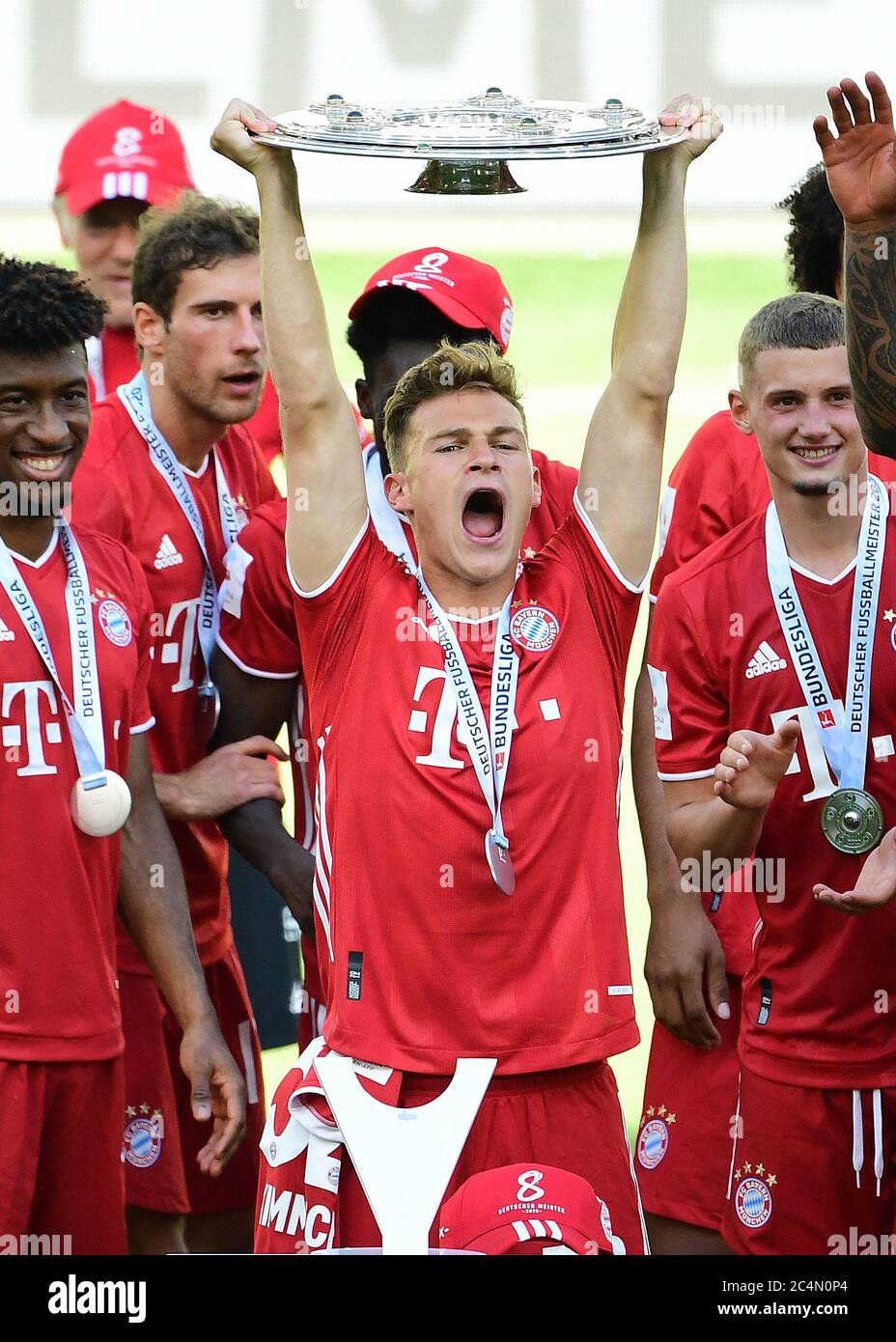 Wolfsburg, 27. Juni 2020, Siegerehrung nach dem Spiel: Der 30. Meisterschaftstitel für den FCB. Joshua KIMMICH, FCB 32 Feiern Sie mit Trophäe beim 1.Bundesliga Spiel VFL WOLFSBURG - FC BAYERN MÜNCHEN 0-4 in der Saison 2019/2020 am Spieltag 34. FCB Foto: © Peter Schatz / Alamy Live News / Groothuis/Witters/Pool - die DFL-BESTIMMUNGEN VERBIETEN DIE VERWENDUNG VON FOTOGRAFIEN als BILDSEQUENZEN und/oder QUASI-VIDEO - Nationale und internationale Nachrichtenagenturen OUT redaktionelle Verwendung Stockfoto
