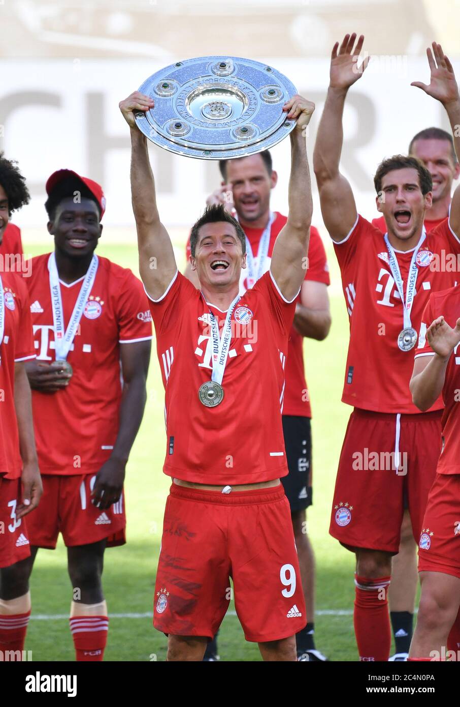 Wolfsburg, 27. Juni 2020, Siegerehrung nach dem Spiel: Der 30. Meisterschaftstitel für den FCB. Robert LEWANDOWSKI, FCB 9 feiert mit Trophäe beim 1.Bundesliga Spiel VFL WOLFSBURG - FC BAYERN MÜNCHEN 0-4 in der Saison 2019/2020 am Spieltag 34. FCB Foto: © Peter Schatz / Alamy Live News / Frank Hoermann/Sven Simon/Pool - die DFL-BESTIMMUNGEN VERBIETEN DIE VERWENDUNG VON FOTOGRAFIEN als BILDSEQUENZEN und/oder QUASI-VIDEO - Nationale und internationale Nachrichtenagenturen OUT redaktionelle Verwendung Stockfoto