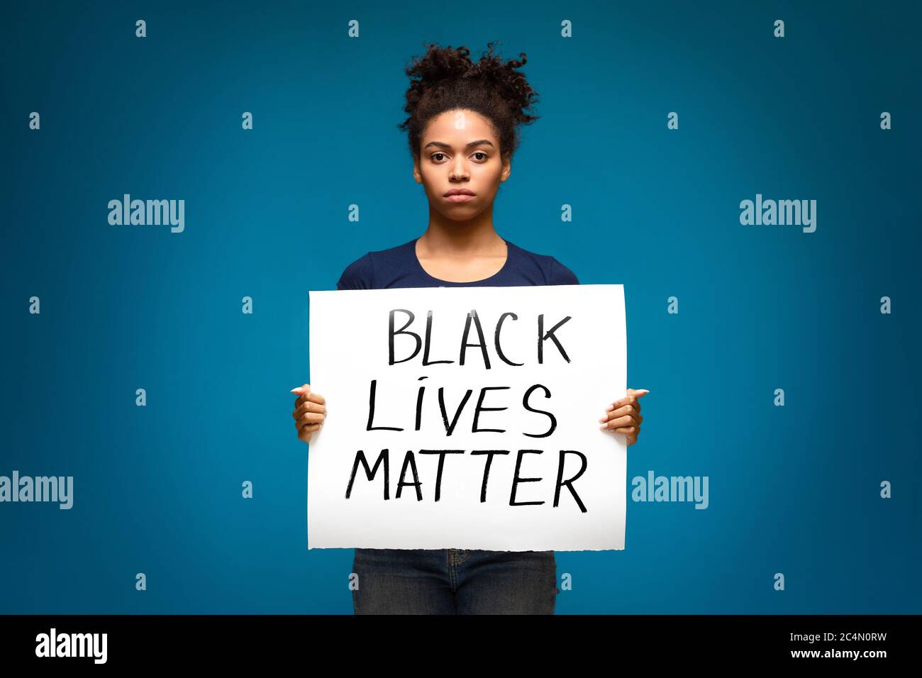 afroamerikanische Mädchen kämpfen für Gleichheit mit Protestbanner Stockfoto