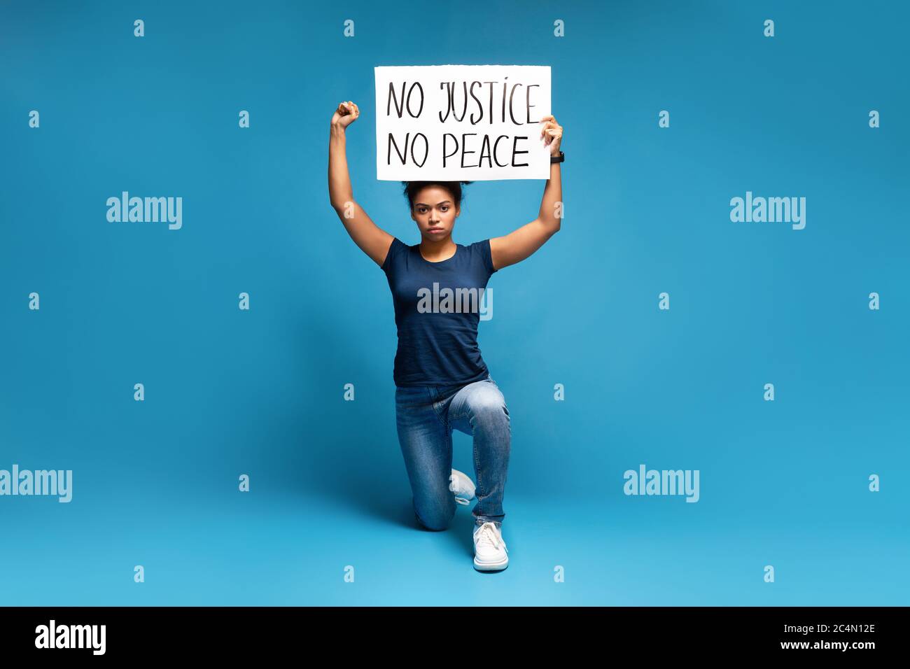 afroamerikanische Aktivistin marschiert mit Zeichen gegen Polizeischosserungen und Rassismus Stockfoto