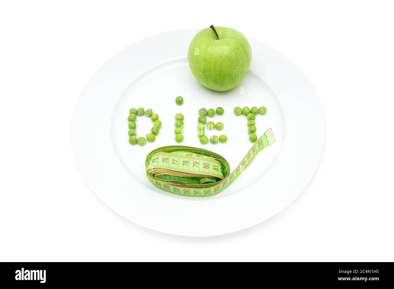 Wort ERNÄHRUNG aus Gartenerbsen auf einem großen weißen Teller, frischen grünen Apfel und ein weiches Band Maß isoliert auf weiß. Detox, Gewichtsverlust und Diät Konz Stockfoto