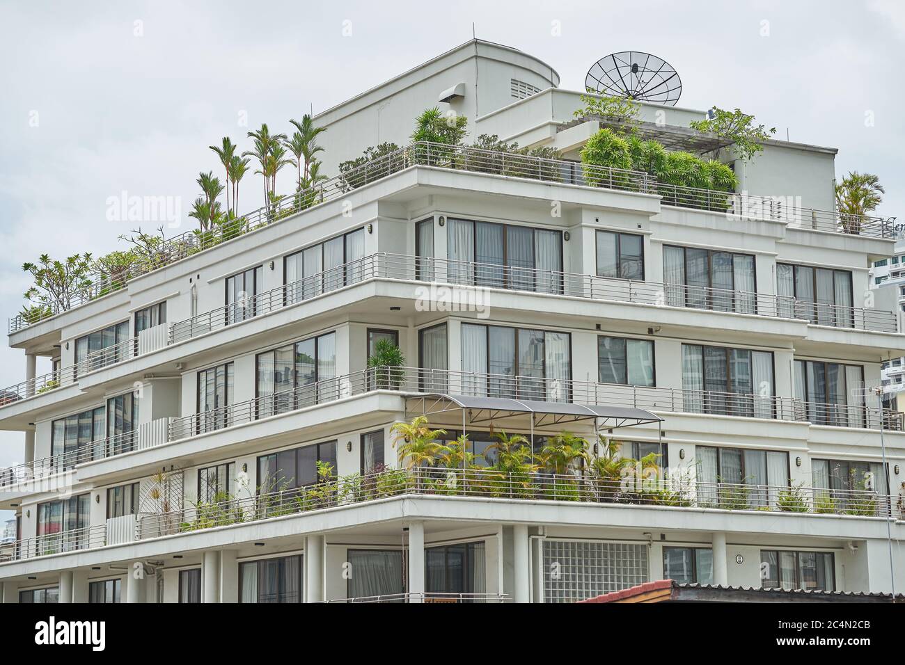 Ein wunderschönes Gebäude mit Dachgarten und Balkonen. Stockfoto