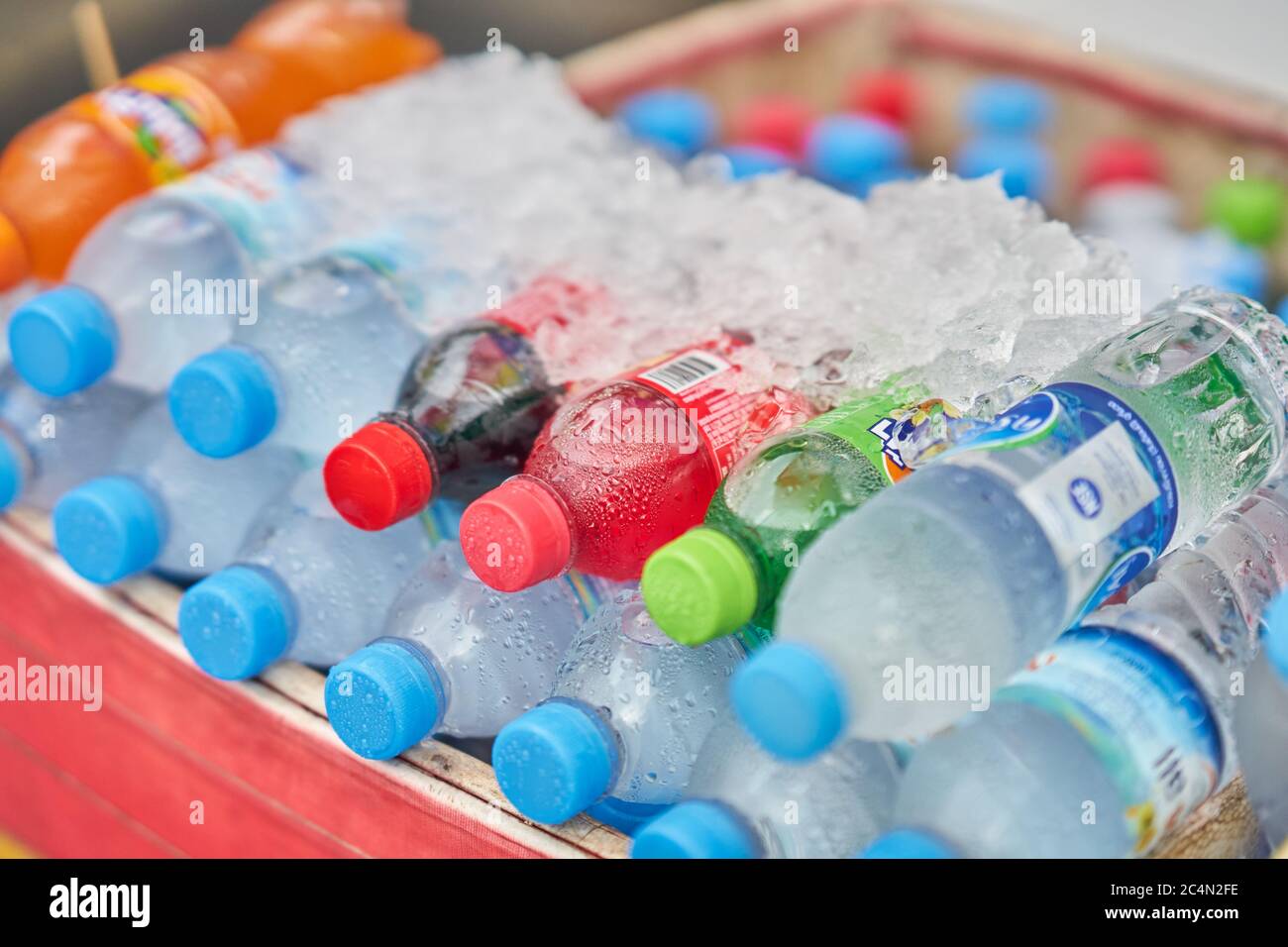 Eiskalte Flaschen Wasser und alkoholfreie Getränke zum Verkauf. Stockfoto