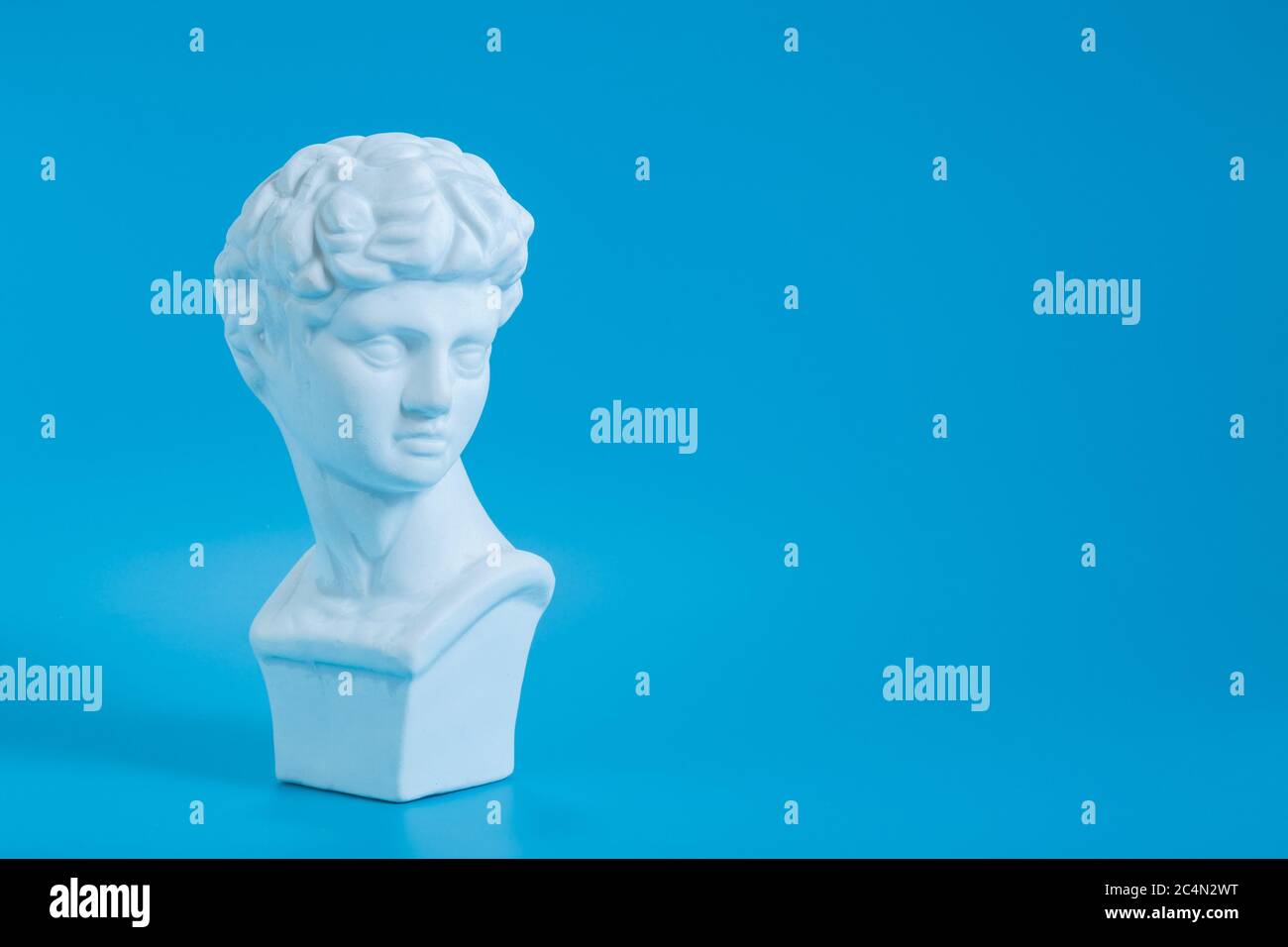 Antike griechische Skulptur，David Skulptur, blauer Hintergrund Stockfoto