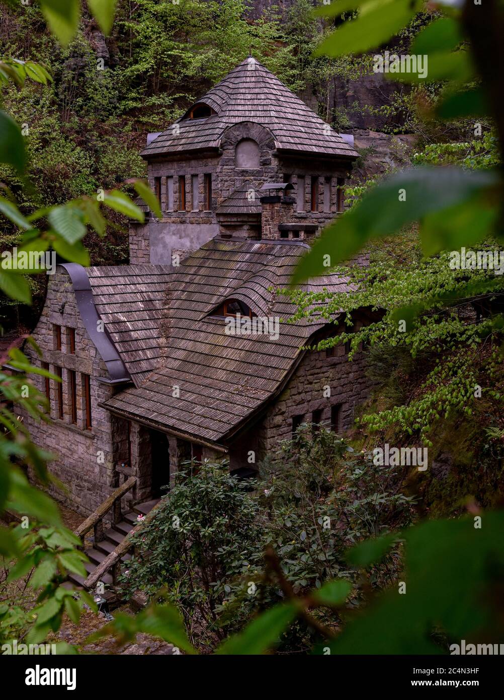 Die alte Gasfabrik in Hratschko versteckt im Wald Stockfoto