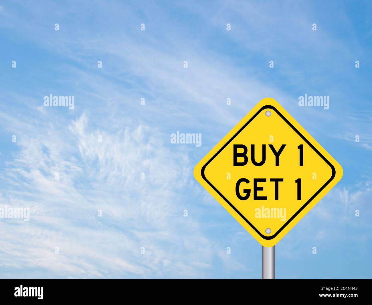 Gelbe Farbe Transport-Schild mit Wort kaufen 1 erhalten 1 auf blauen Wolke Himmel Hintergrund Stockfoto