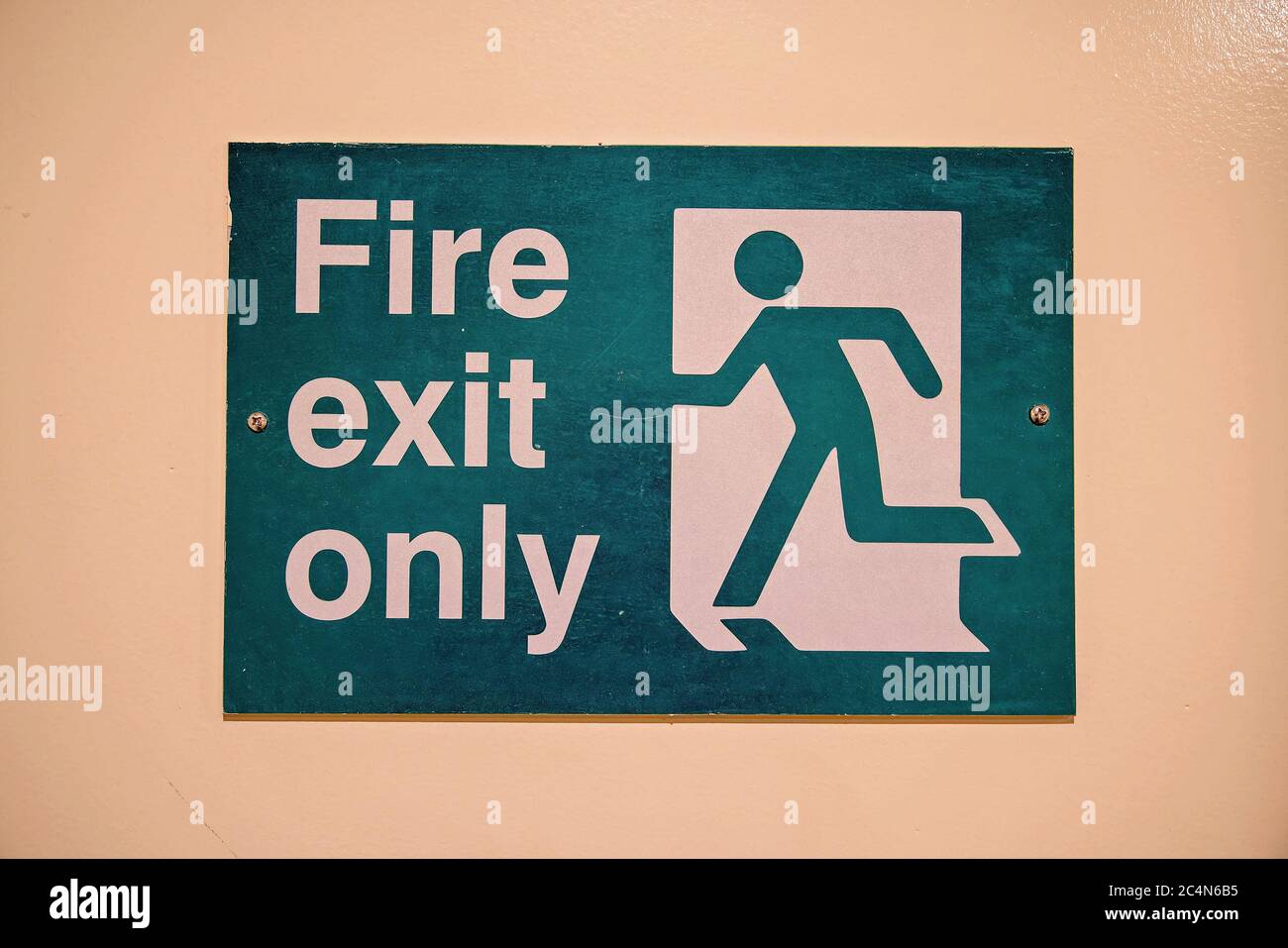 Fire Exit nur Schild mit Symbol der Person läuft grün und beige Färbung Stockfoto