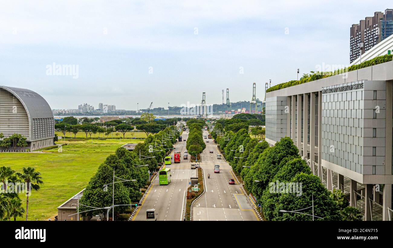 Bayfront Avenue, eine Autobahn zwischen Bayfront MRT Station und Marina Bay Sands Singapur Stockfoto