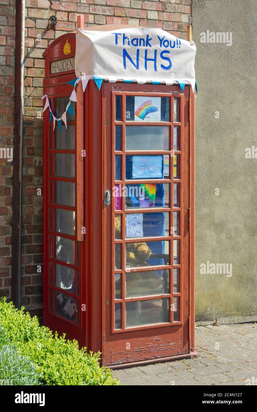 Vielen Dank NHS Zeichen auf alten Telefonkasten, Haddenham, Cambridgeshire, England Stockfoto
