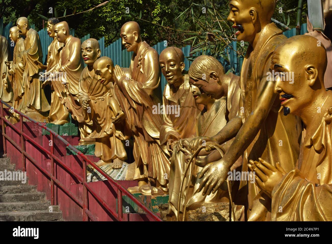 Goldene Statuen von Buddha im zehntausend Buddhas Kloster. Mehrere Statuen auf dem Weg zum Tempel. Sha Tin, East New Territories, Hongkong Stockfoto