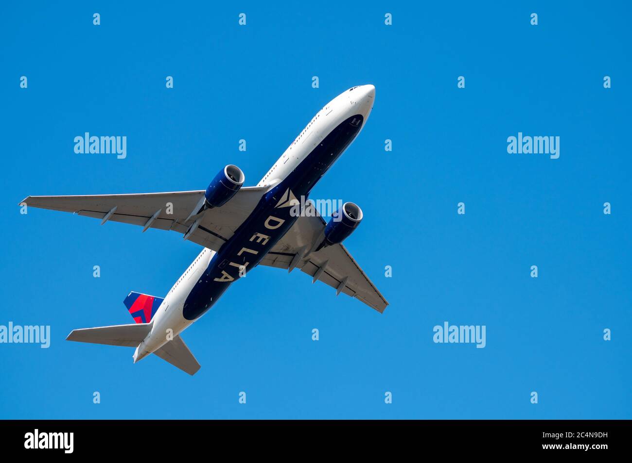 Delta Airlines Boeing 777-200 Passagierflugzeugzulassung N864DA kurz nach dem Start Stockfoto