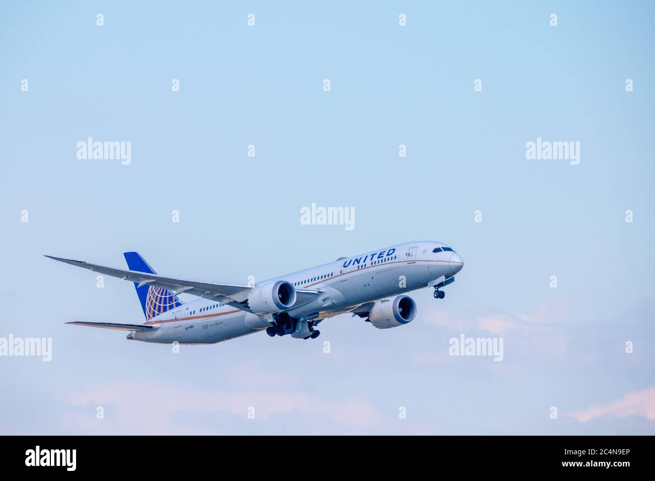 United Airlines Boeing 787-9 Registrierung N27964 kurz nach dem Start in den Himmel klettern. Das Laufwerk wird eingefahren Stockfoto