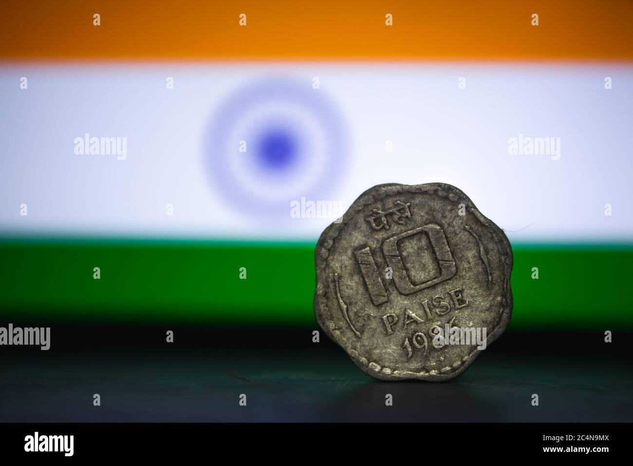 Indische Währung - Indisch 10 Paisa Münze Rupie isoliert auf indien Flagge Hintergrund. Alte zehn Paisa Münze mit Platz für Text kopieren. Stockfoto