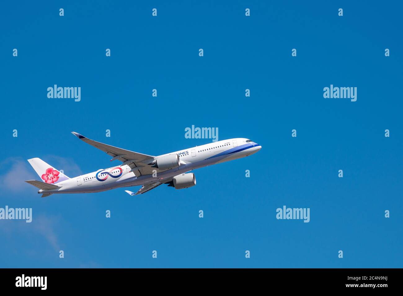 China Airlines Airbus A350-900 Flugzeugzulassung B-18917 kurz nach dem Start vom Flughafen Frankfurt am Main in Deutschland in den Himmel klettern Stockfoto