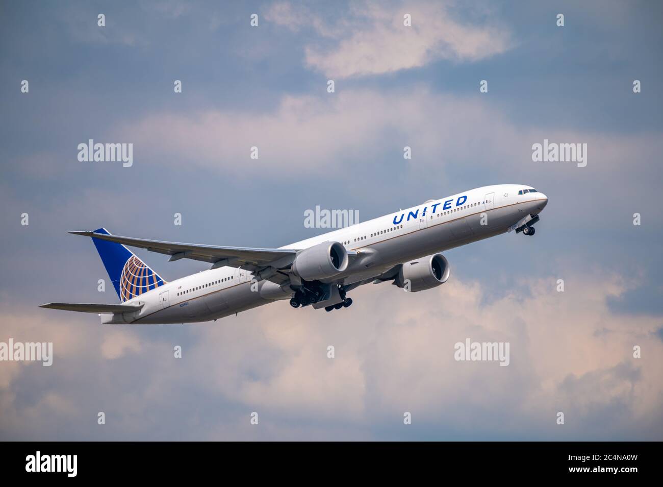 United Airlines Boeing 777-300ER Fluggastflugzeugzulassung N2846U kurz nach Abflug vom Flughafen Frankfurt am Main Stockfoto