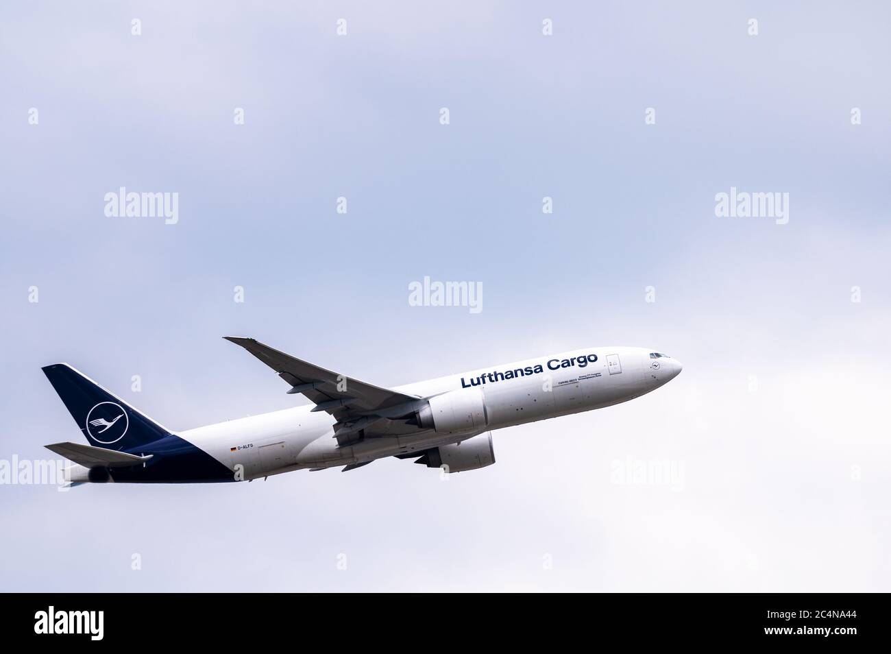 Lufthansa Cargo Boeing 777-200F Frachtflugzeugzulassung D-ALFG kurz nach dem Start vom Flughafen Frankfurt am Main Stockfoto