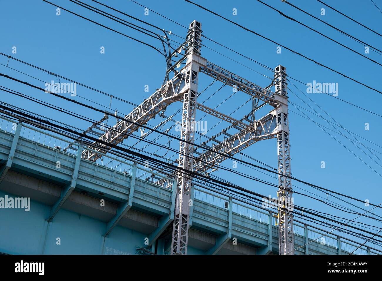 Die erhöhte Chuo-Bahnstrecke und die elektrische Überfahrbahn in Ogikubo, Tokio, Japan. Stockfoto