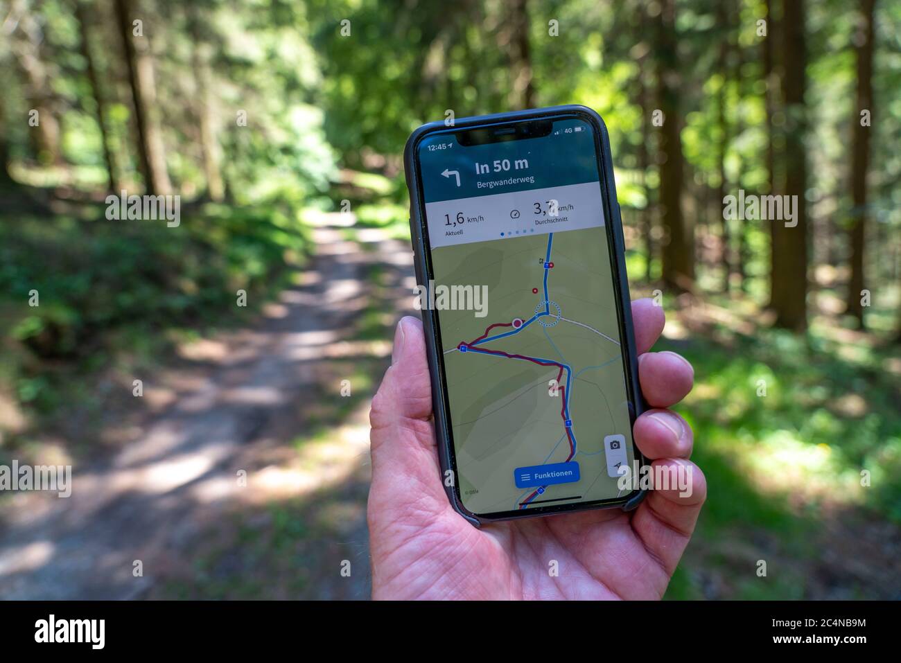 Wandern, Smartphone mit Wander-App, Navigation auf Wanderwegen, digitale Wanderkarte mit Navigation, Komoot App, auf dem Langenberg, bei Niedersfeld, Stockfoto