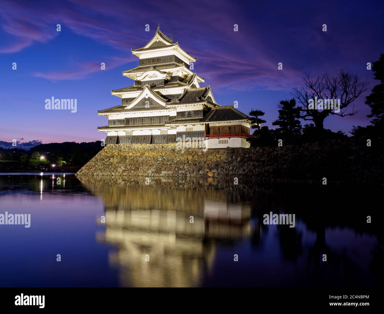 Matsumoto Burg bei Nacht. Präfektur Nagano, Japan. Stockfoto