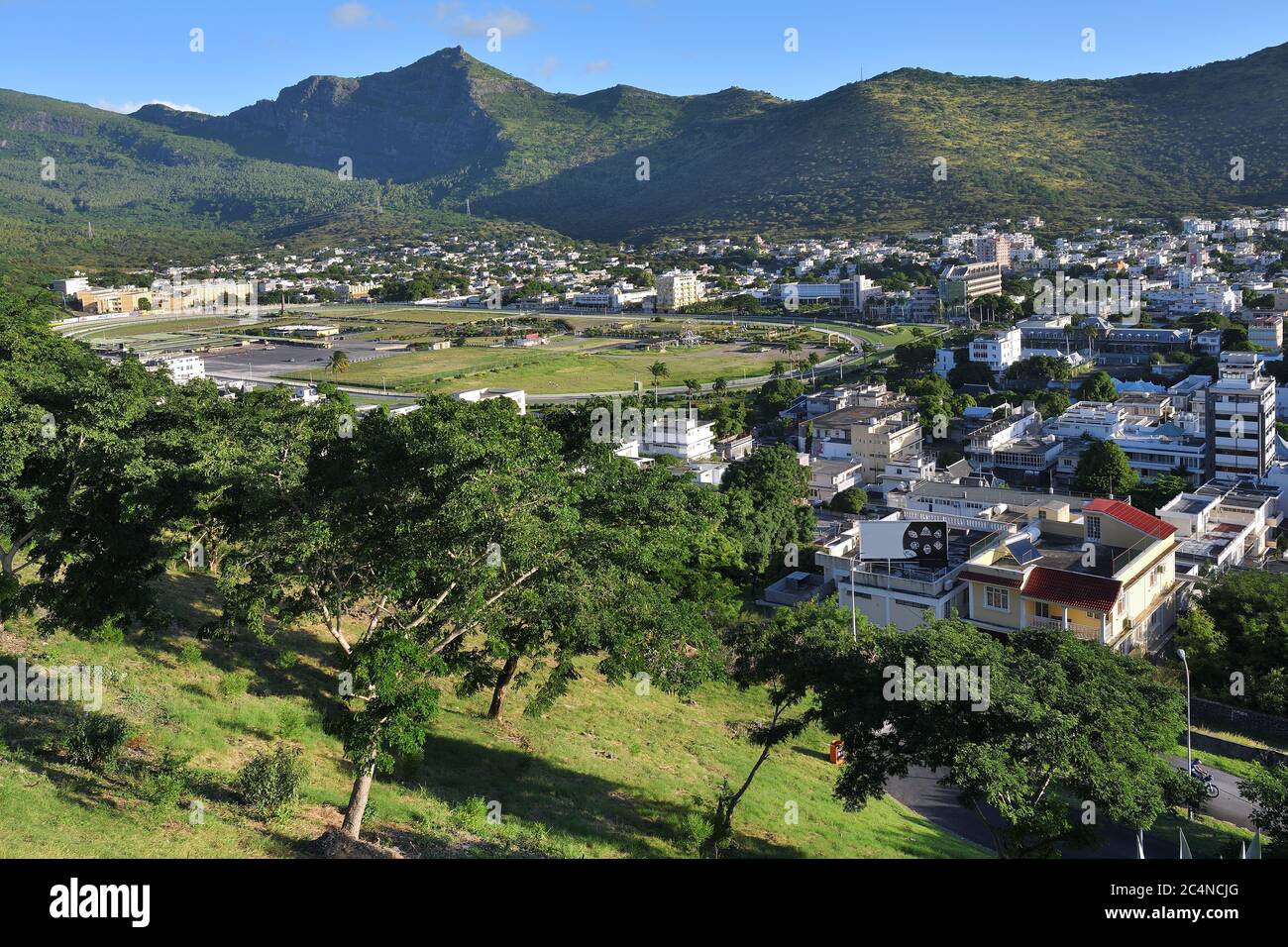 Blick von der Aussichtsplattform im Fort Adelaide auf die Hauptstadt von Port Louis auf Mauritius. Die Rennbahn Champ de Mars Stockfoto