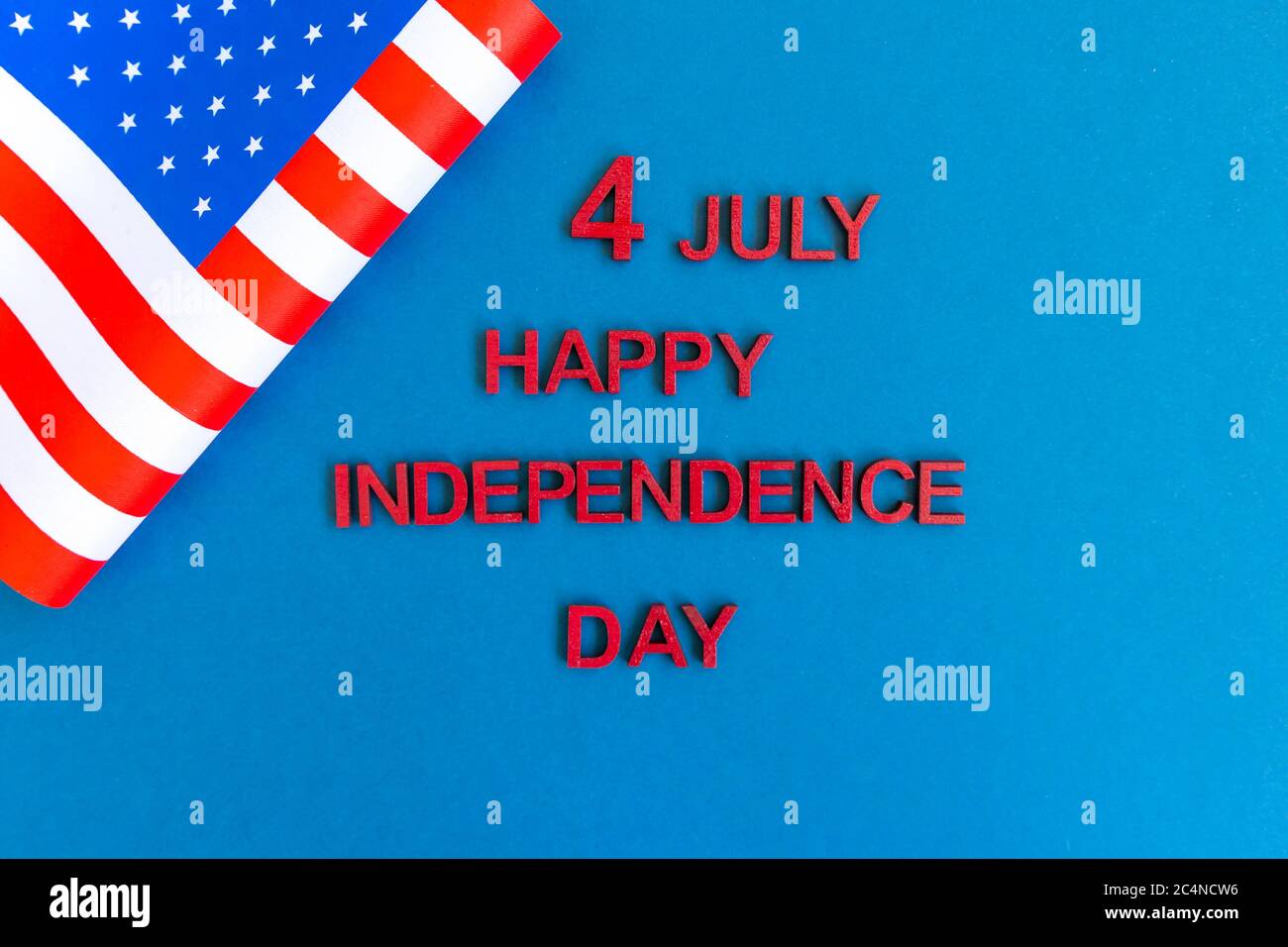 Amerikanische Flagge für den Unabhängigkeitstag auf blau Stockfoto