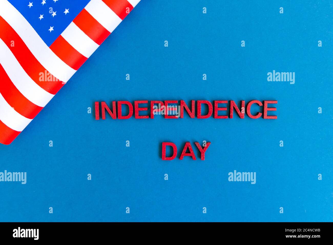 Amerikanische Flagge für den Unabhängigkeitstag auf blau Stockfoto