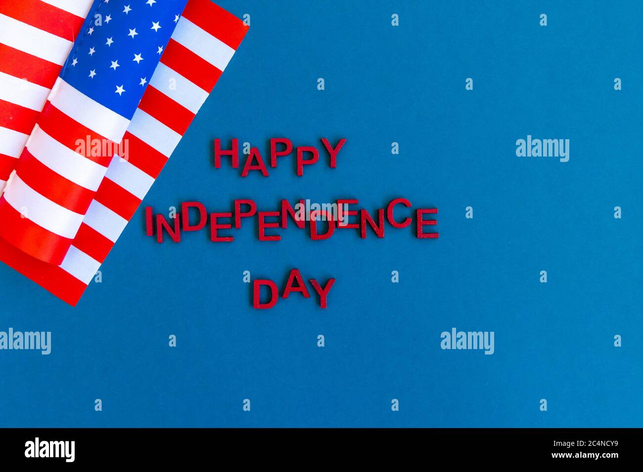 Amerikanische Flagge für den Unabhängigkeitstag auf blau Stockfoto