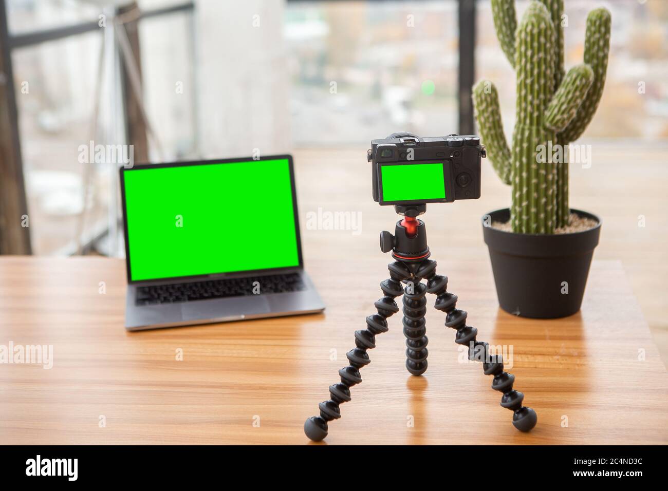 Video-Blogger-Setup. Laptop und Kamera auf Stativ Stockfotografie - Alamy