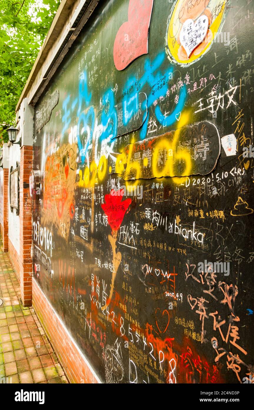 Graffiti an einer Wand entlang der Süßen Liebe Straße Shanghai – Tianai lu im Hongkou Bezirk. Stockfoto