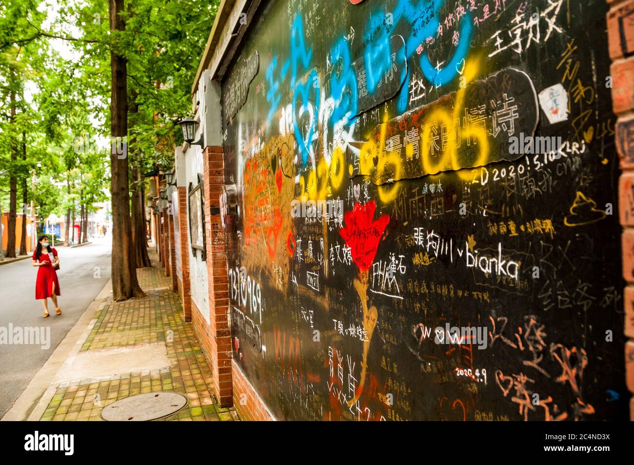 Graffiti an einer Wand entlang der Süßen Liebe Straße Shanghai – Tianai lu im Hongkou Bezirk. Stockfoto