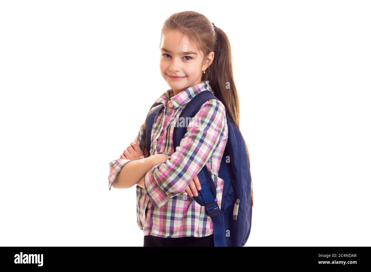 Mädchen mit Schultasche und gekreuzte Hände suchen in der Kamera. Stockfoto