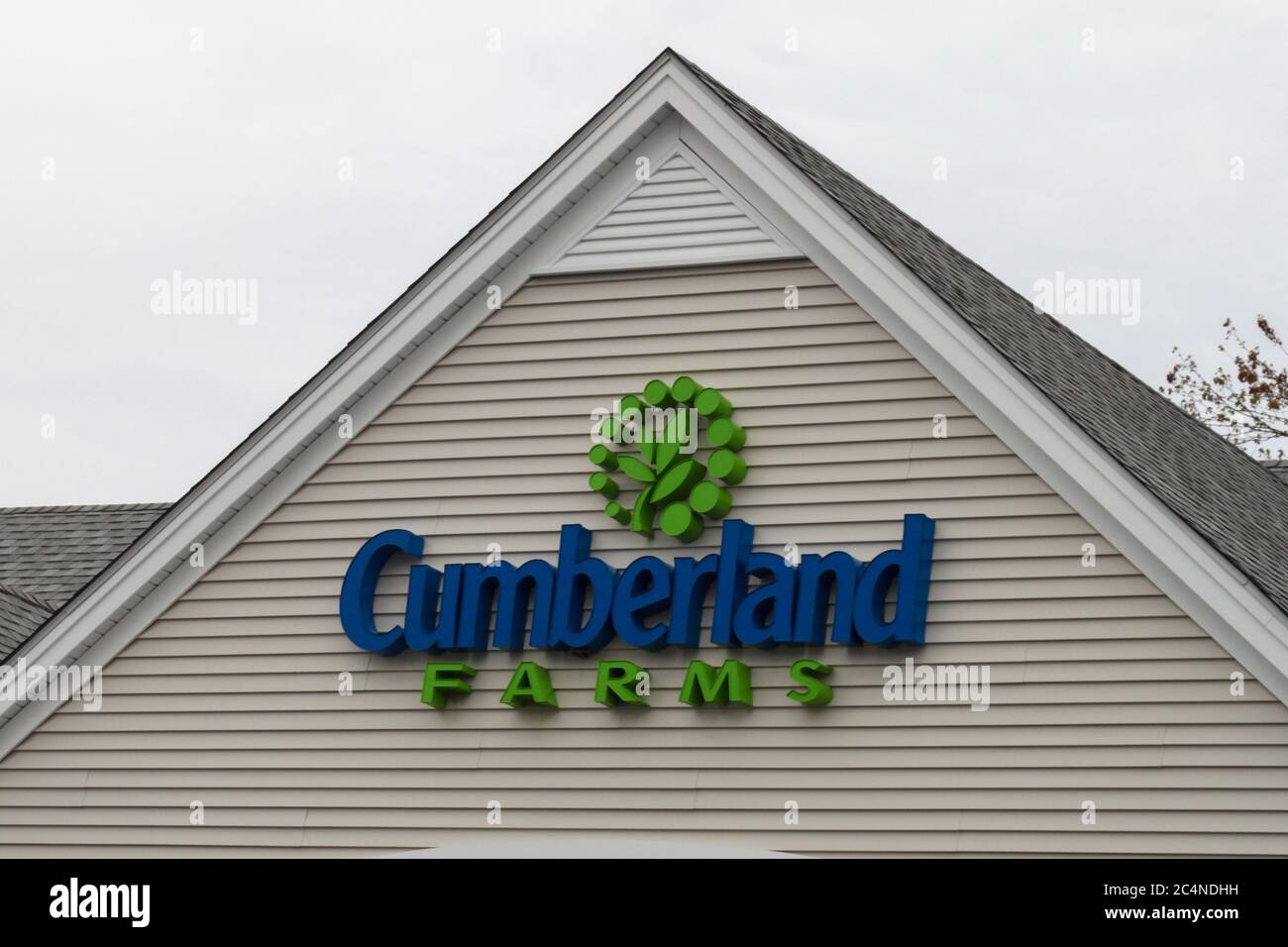 MIDDLETOWN, NY, USA - 04. Mai 2020: Middletown, NY / USA - 05/04/2020: Cumberland Farms Store Entrance Logo während des Tages Stockfoto