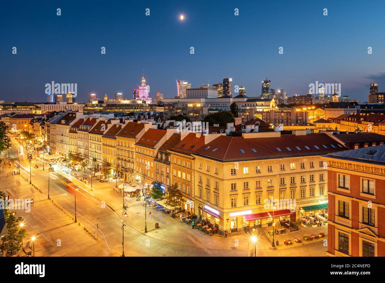 Altstadt mit modernen Wolkenkratzern im Hintergrund bei Nacht in Warschau, Polen Stockfoto