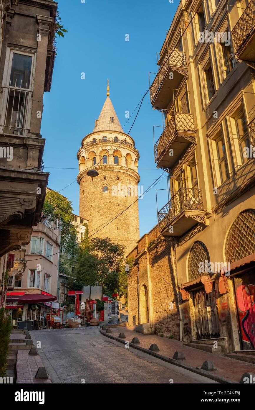 Blick auf die Straße am Galata Tower in der Altstadt von Istanbul, Türkei Stockfoto