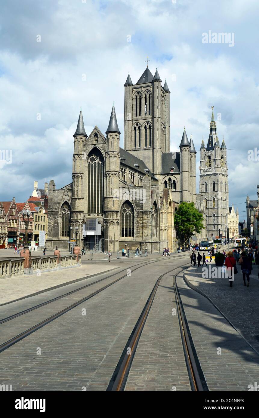 Gent, Belgien - 31. Mai 2011: Nicht identifizierte Personen und St. Nikolaus Kirche mit Belfried Stockfoto