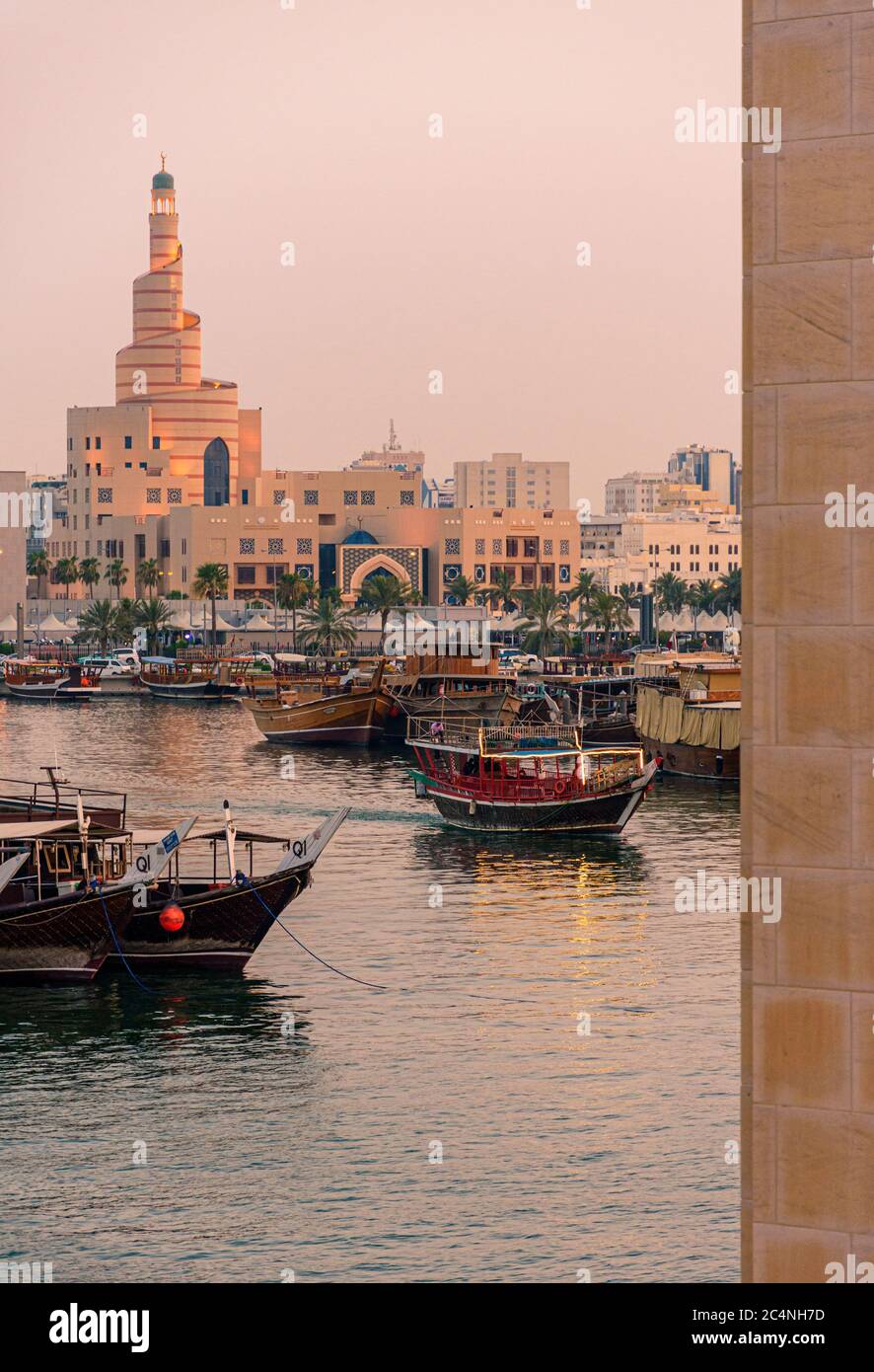 Spiralturm des Scheich Abdulla bin Zaid Al Mahmoud Islamic Cultural Center mit Blick auf den Hafen von Dhow, Doha, Katar Stockfoto