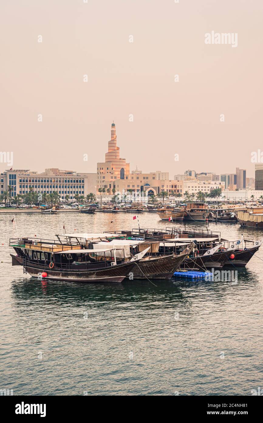 Der Hafen von Dhow, der vom Spiralturm des Scheich Abdulla bin Zaid Al Mahmoud Islamic Cultural Centre, Doha, Katar, überragt wird Stockfoto
