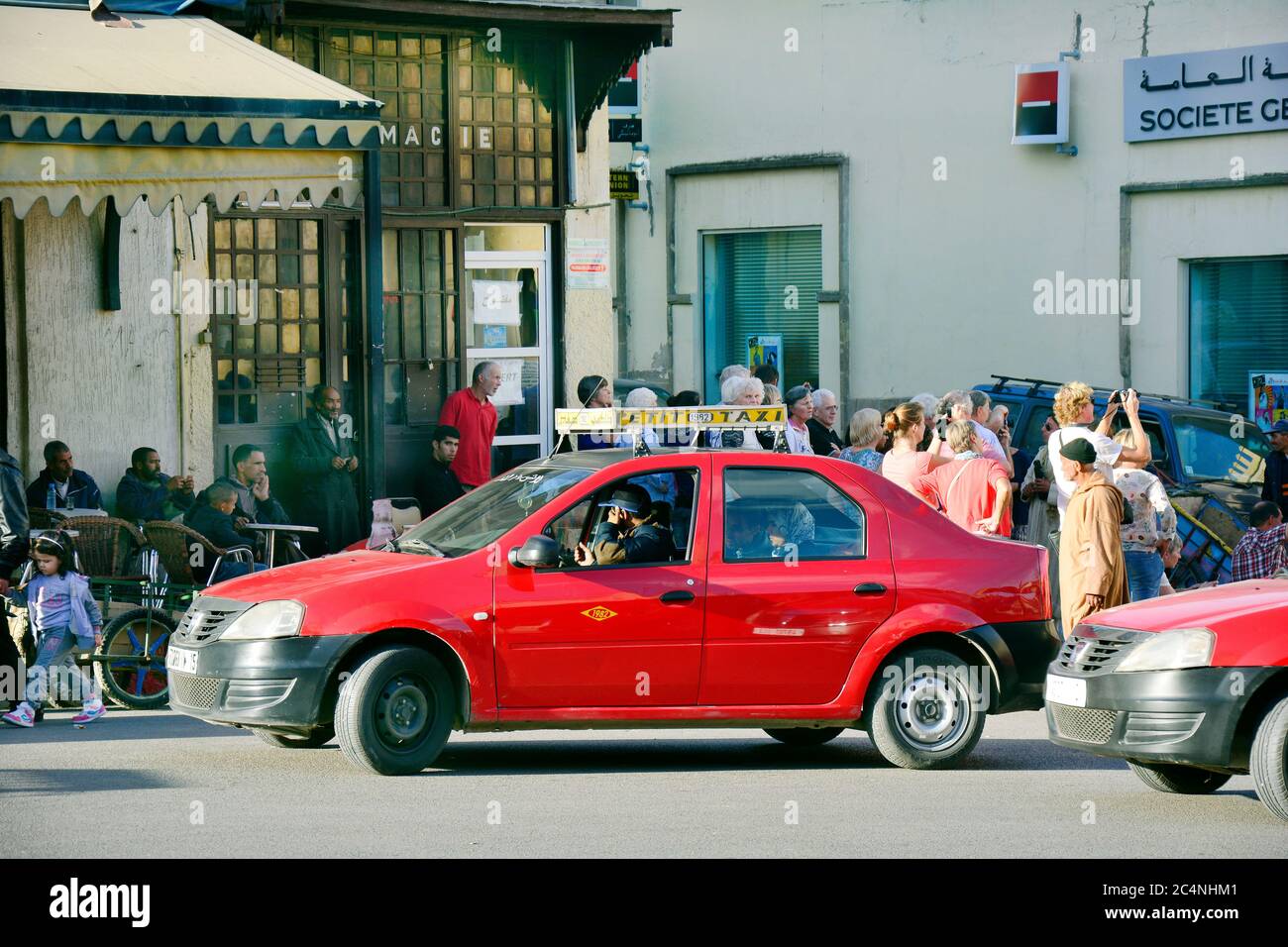 Fes, Marokko - 20. November 2014: Nicht identifizierte Personen und rote Petit Taxi - ein traditionelles Verkehrsmittel für bis zu vier Personen, jede Stadt hatte eine andere Stockfoto