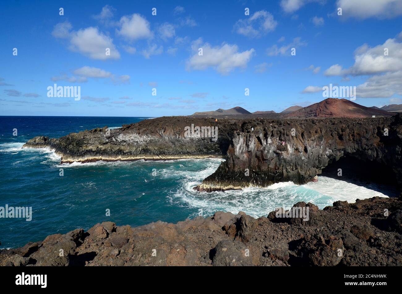Lanzarote, Kanarische Inseln, Spanien - 16. Januar 2012: Nicht identifizierte Menschen auf Klippen von Los Hervideros an der Küste des Atlantischen Ozeans, bevorzugte Reise-Desti Stockfoto
