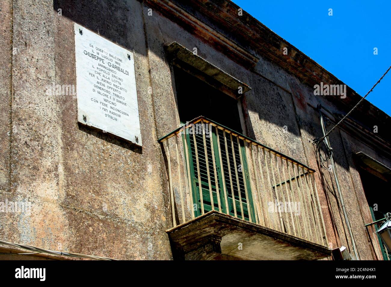 Von diesem Balkon en Erice aus sprach Giuseppe Garibaldi am 18. Juli 1862 mit den Einwohnern der Stadt. (Sizilien/italien) Stockfoto