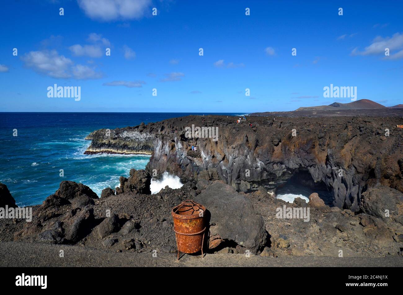 Lanzarote, Kanarische Inseln, Spanien - 16. Januar 2012: Nicht identifizierte Menschen auf Klippen von Los Hervideros an der Küste des Atlantischen Ozeans, bevorzugte Reise-Desti Stockfoto