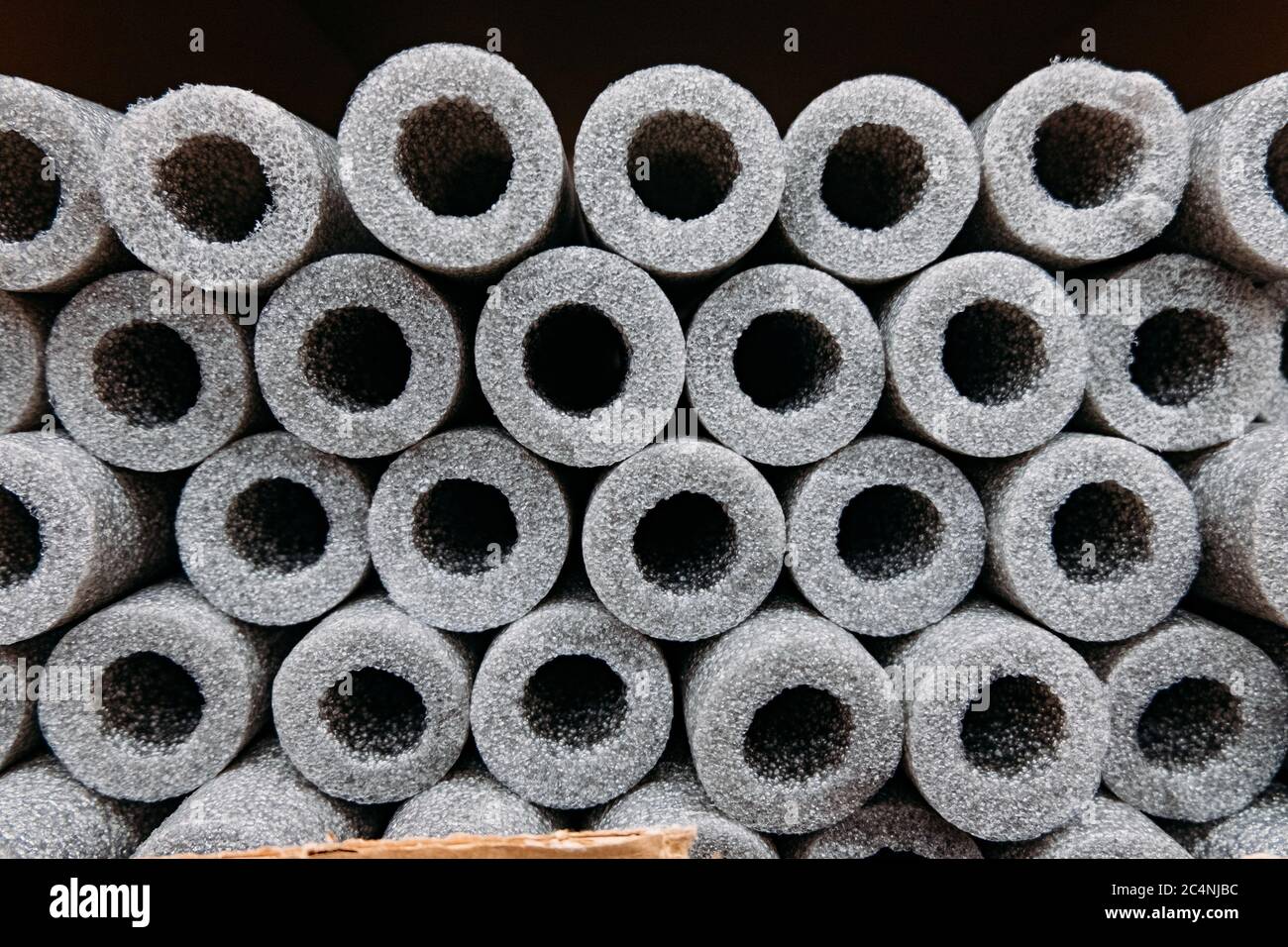 Gestapelte Isolierung für Rohre aus Polyethylenschaum im Lager. Stockfoto