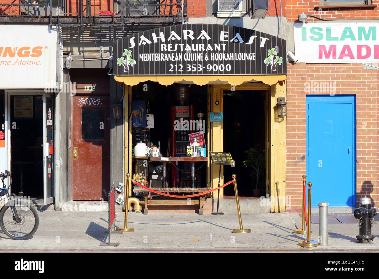 Sahara East, 184 First Ave, New York, NYC Foto von einer Shisha-Lounge und einem Restaurant im East Village-Viertel von Manhattan. Stockfoto